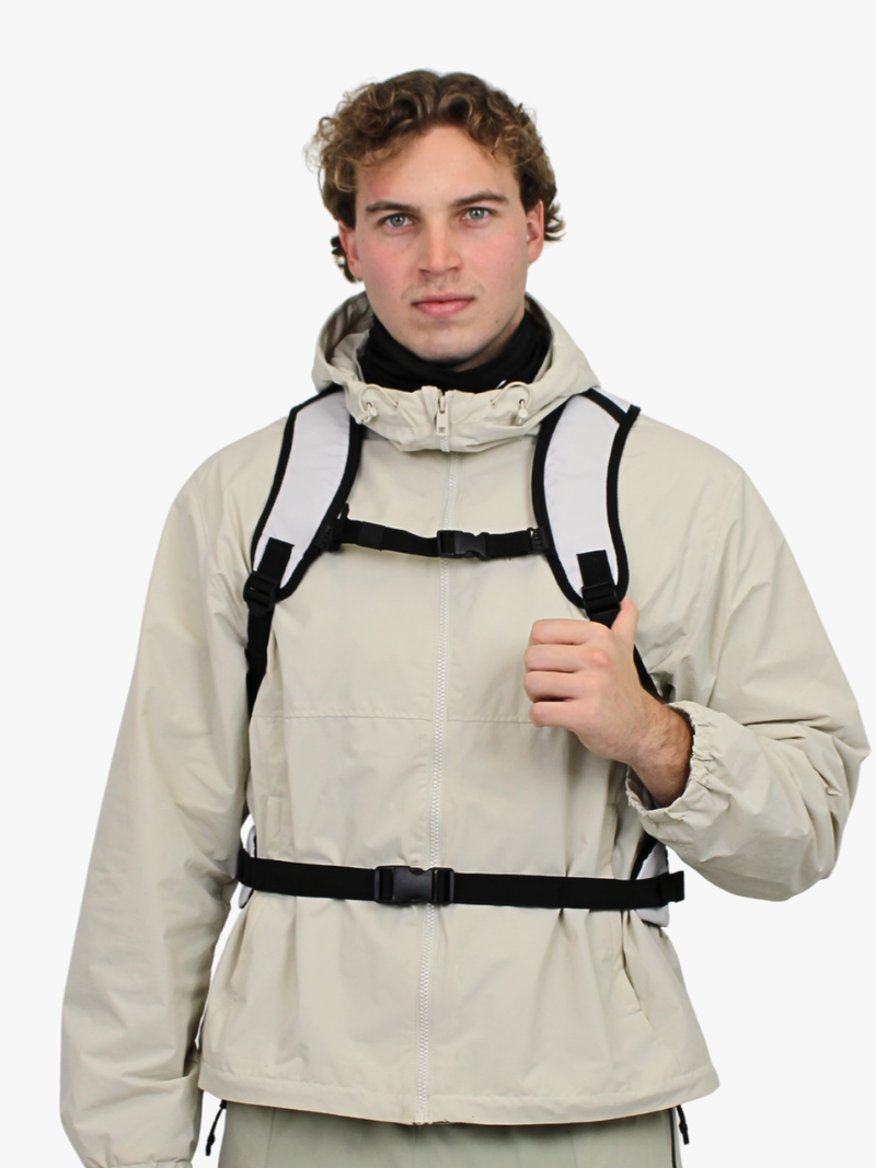 Hvid daypack på ryg med brystspænde til aktiv hverdag